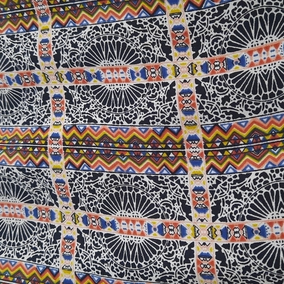 LUSH Geometric Lightweight Lined Vneck Tank Top - Picture 4 of 4